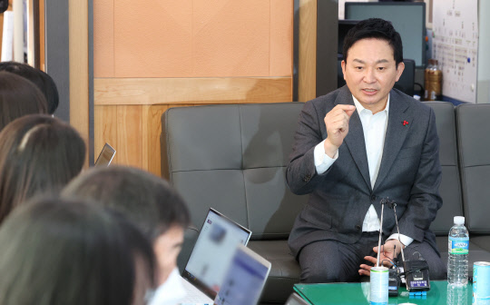 원희룡(오른쪽) 국토교통부 장관이 4일 오후 세종시 정부세종청사에서 열린 출입기자단 간담회에 참석해 발언하고 있다. 연합뉴스